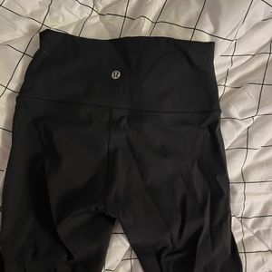 Black lulu leggings wonder train size 4 25” barely worn so so comfy!!